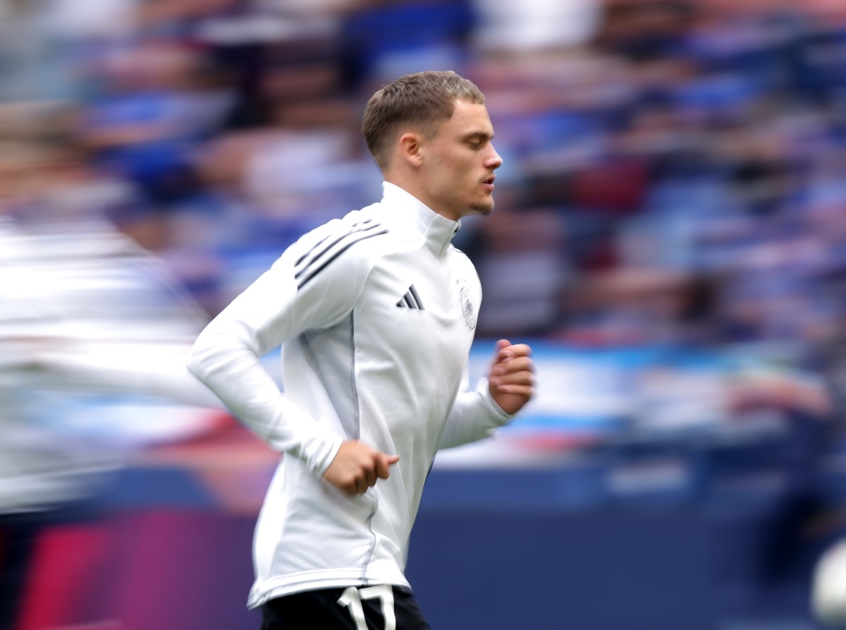 Florian Wirtz warming up ahead of Germany vs France