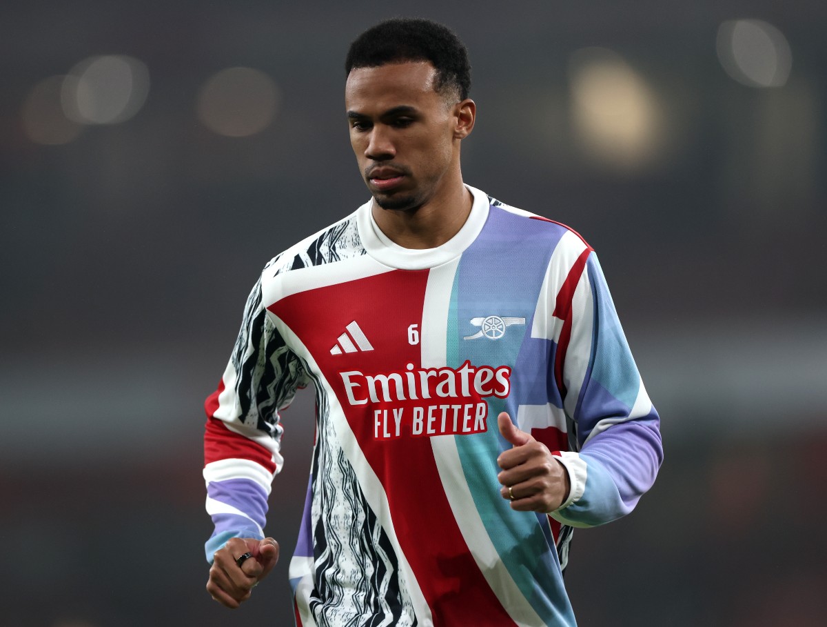 Gabriel Magalhaes warming up for Arsenal