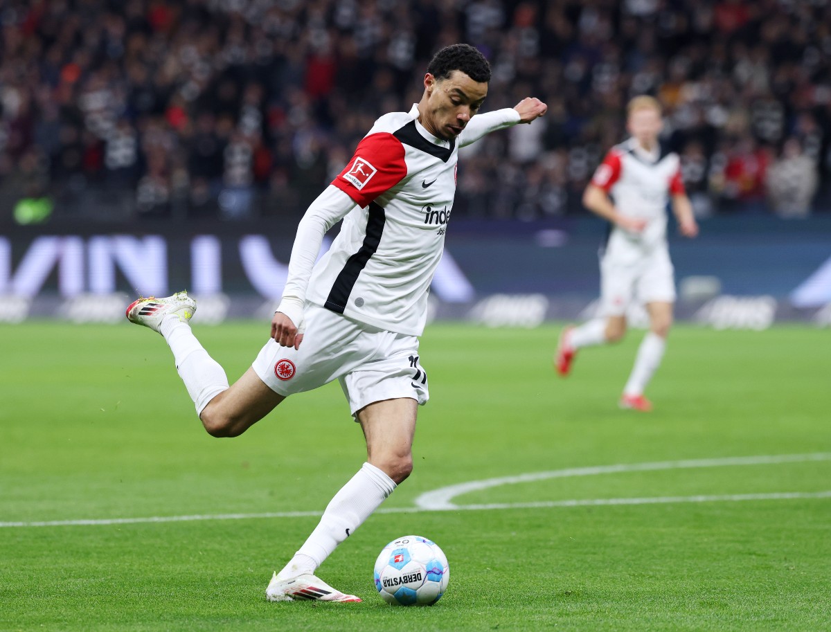 Hugo Ekikte, in the action for Eintracht Frankfurt