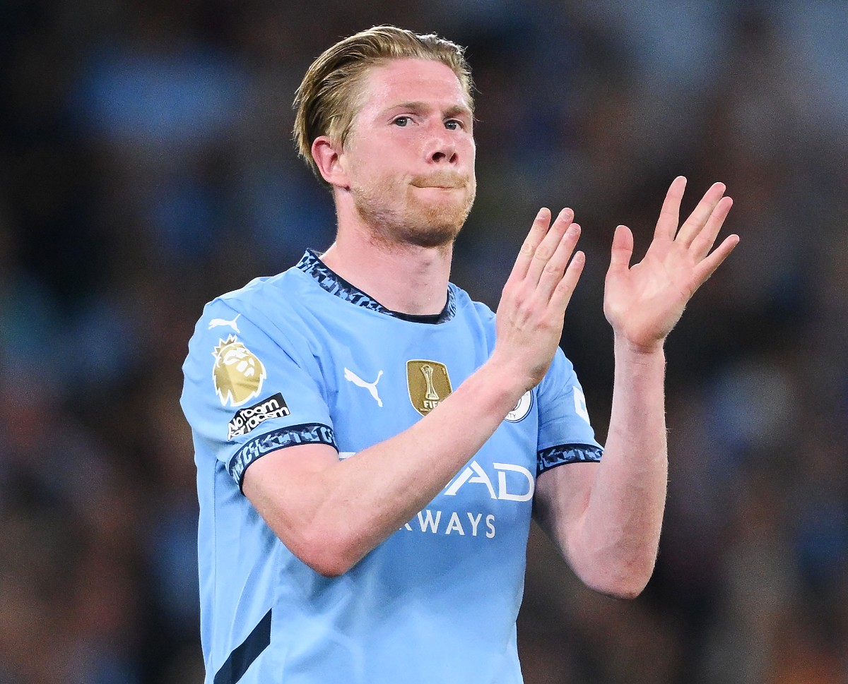 Kevin De Bruyne applauds the Manchester City fans