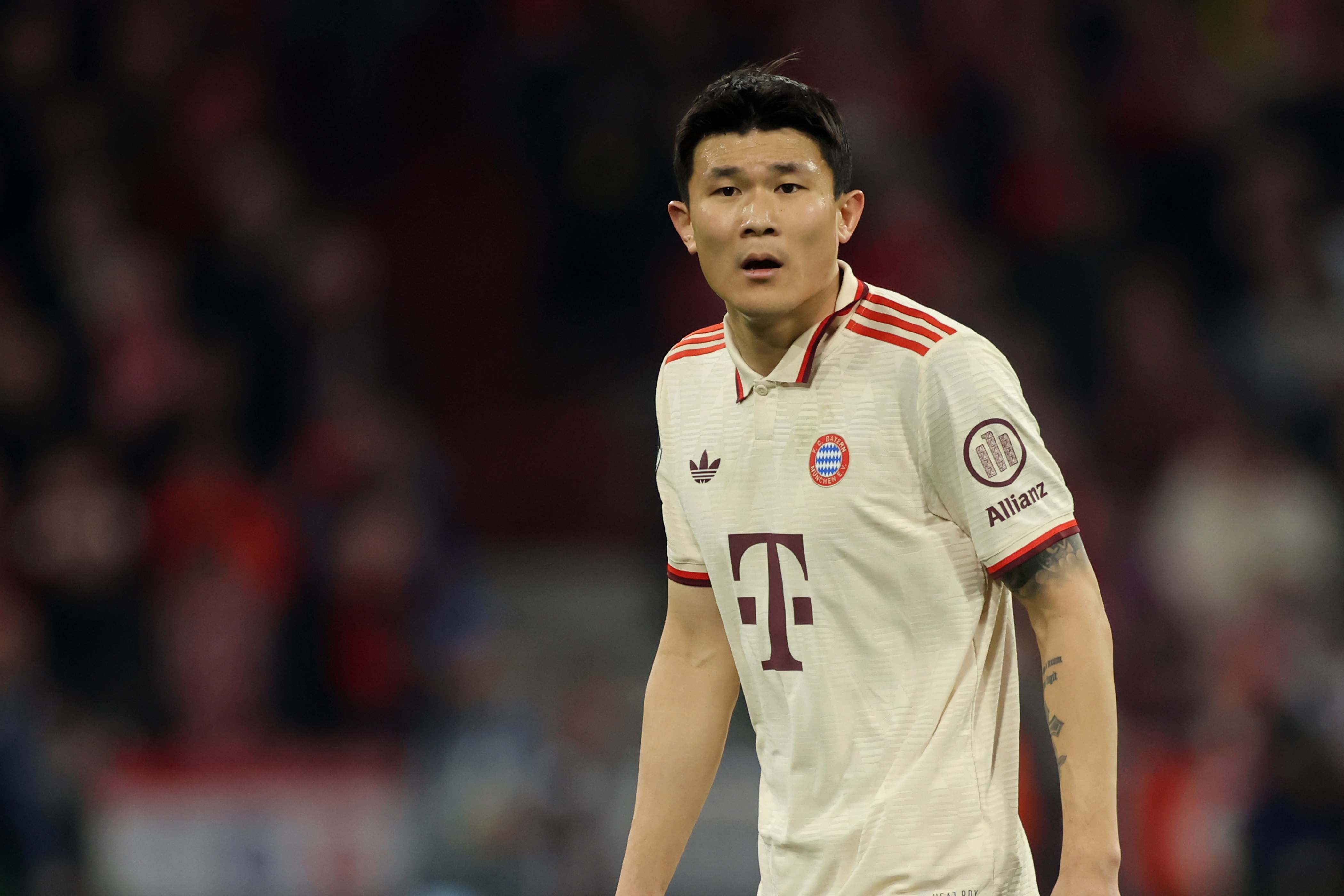 Kim min-jae looks during Bayern Munich game.