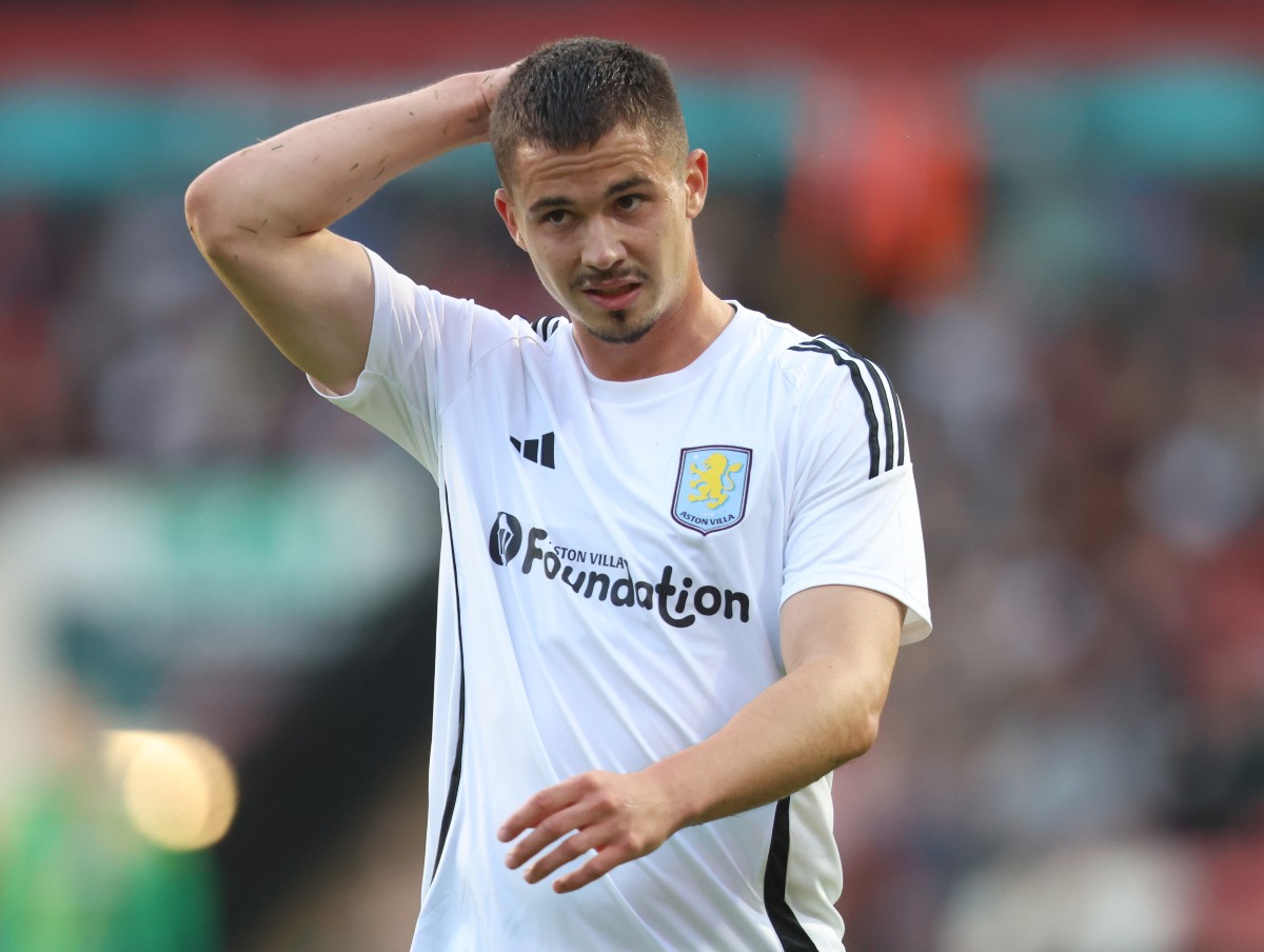 Leander Dendoncker in action for Aston Villa