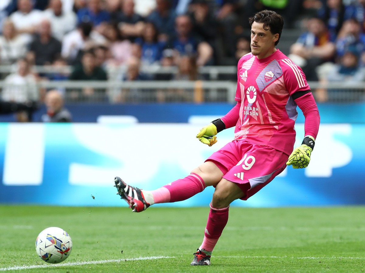 Mile Svilar in the action for Rome