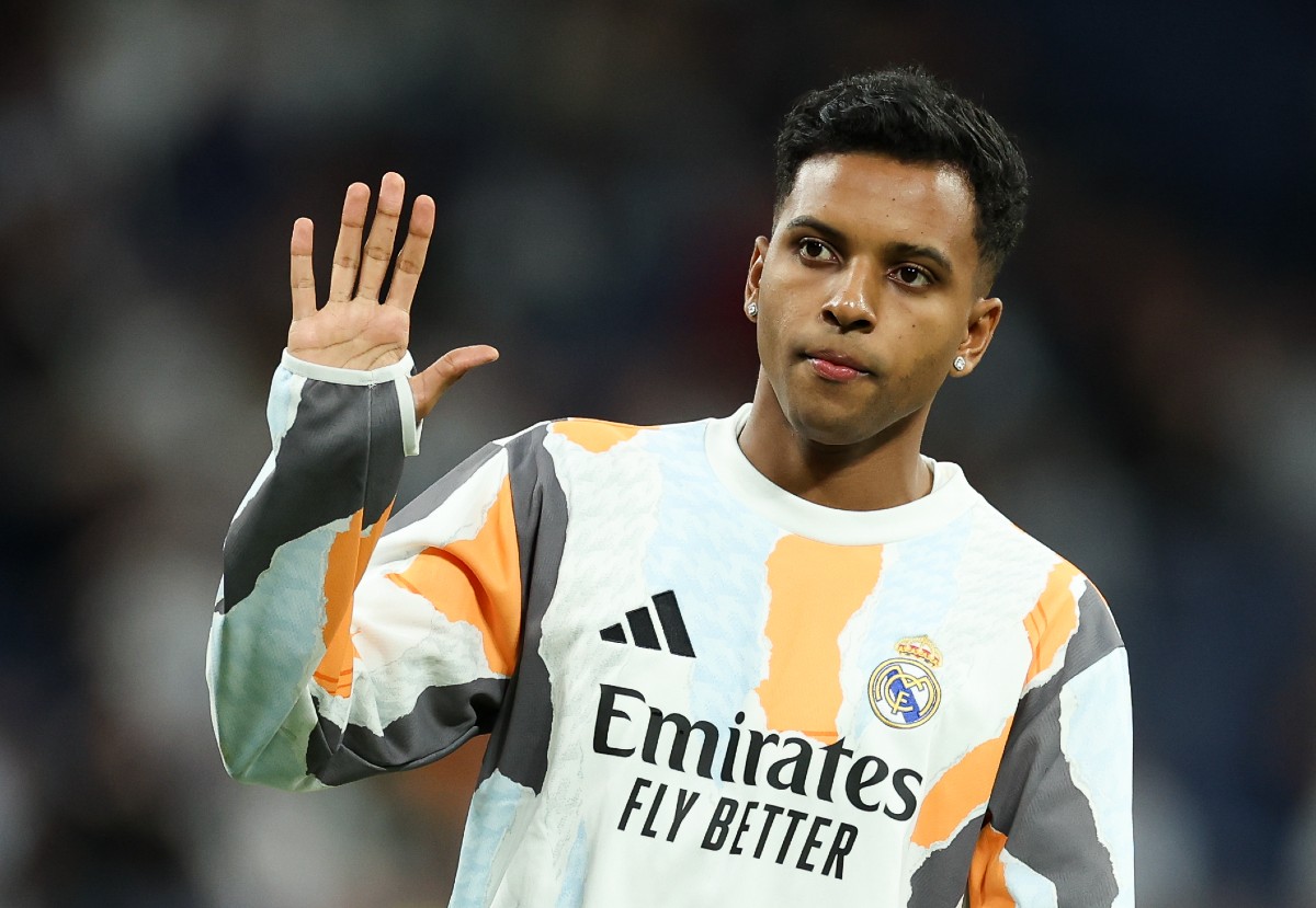 Waves to Rodrygo Real Madrid supporters