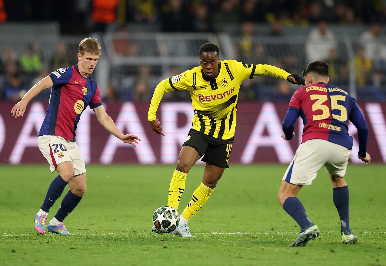 Jimmy Pino communicates with Borussia Dortmund