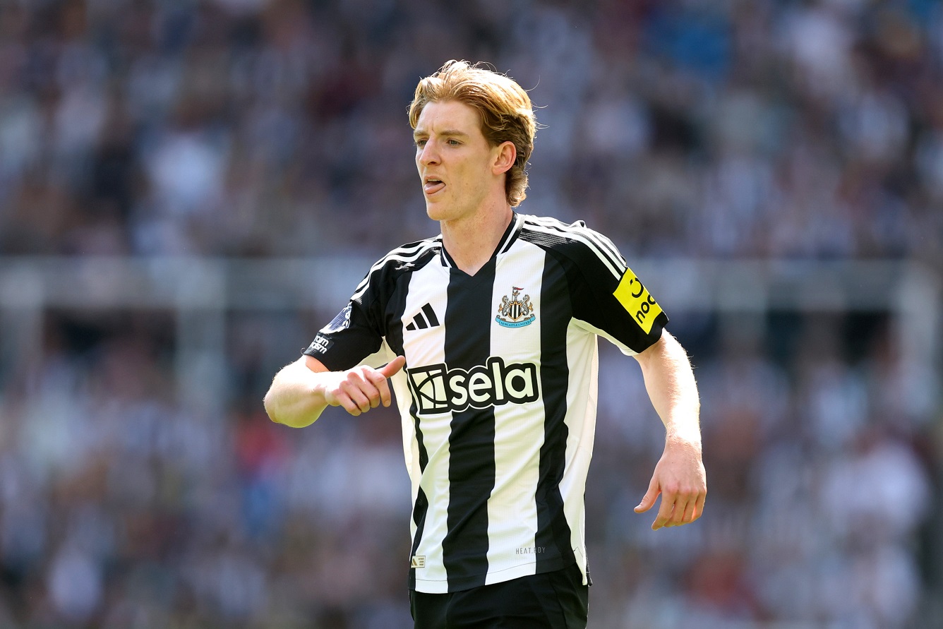 Anthony Gordon is in action for Newcastle United