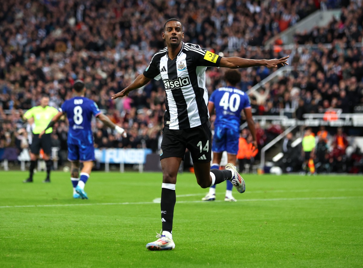 Alexander Isak celebrates scoring for Newcastle against Chelsea