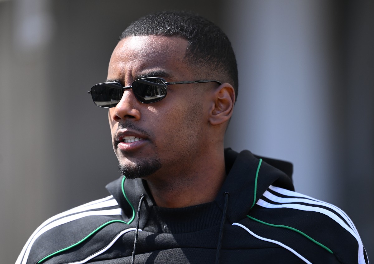 Alexander Isak of Newcastle wearing sunglasses