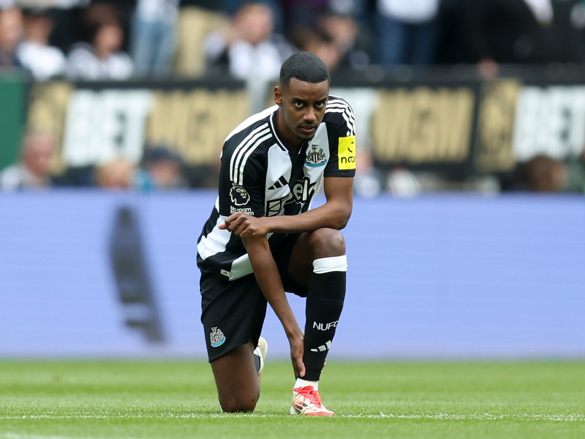 Newcastle striker Alexander Isak gets knees