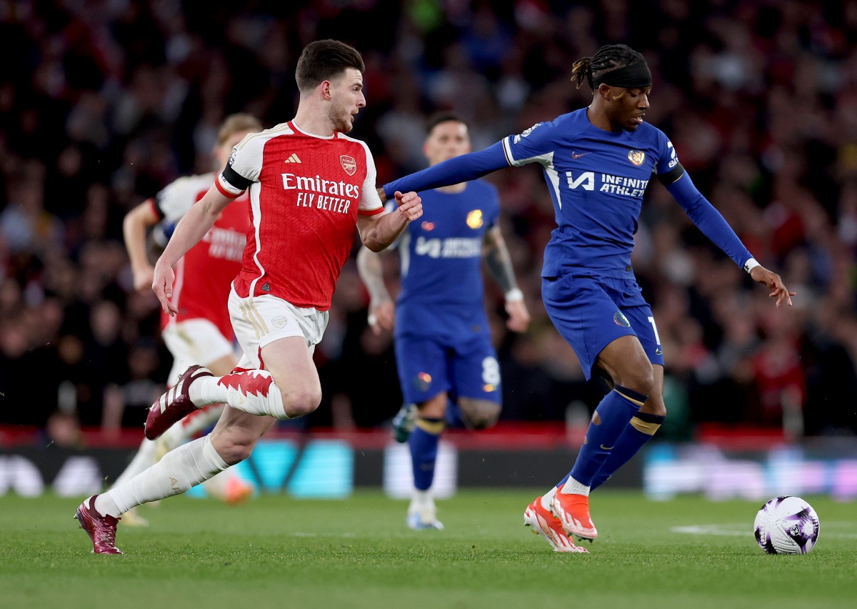 Declan Rice in action against Noni Madueke