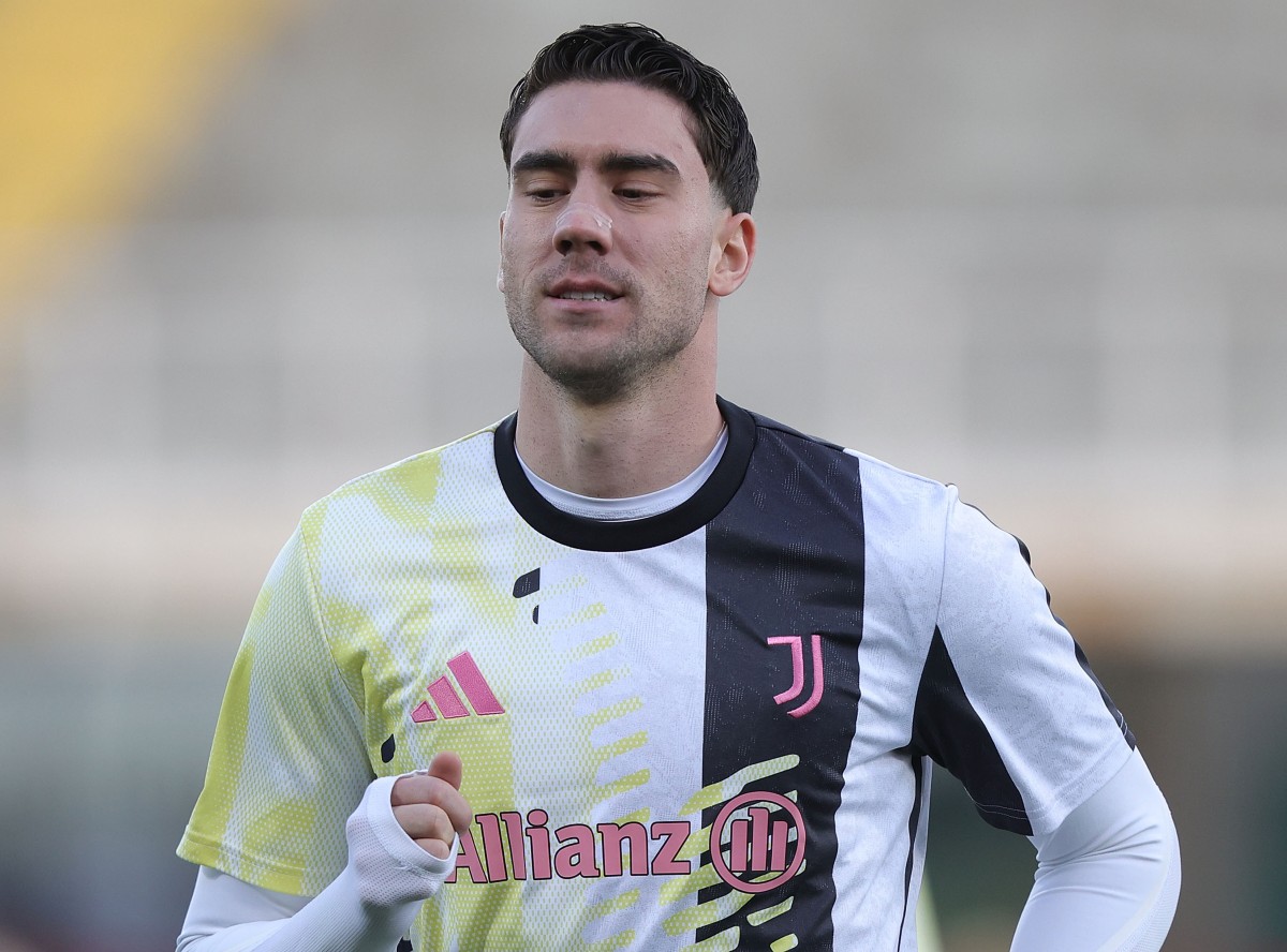 Dusan Vlahovic of Juventus warming up