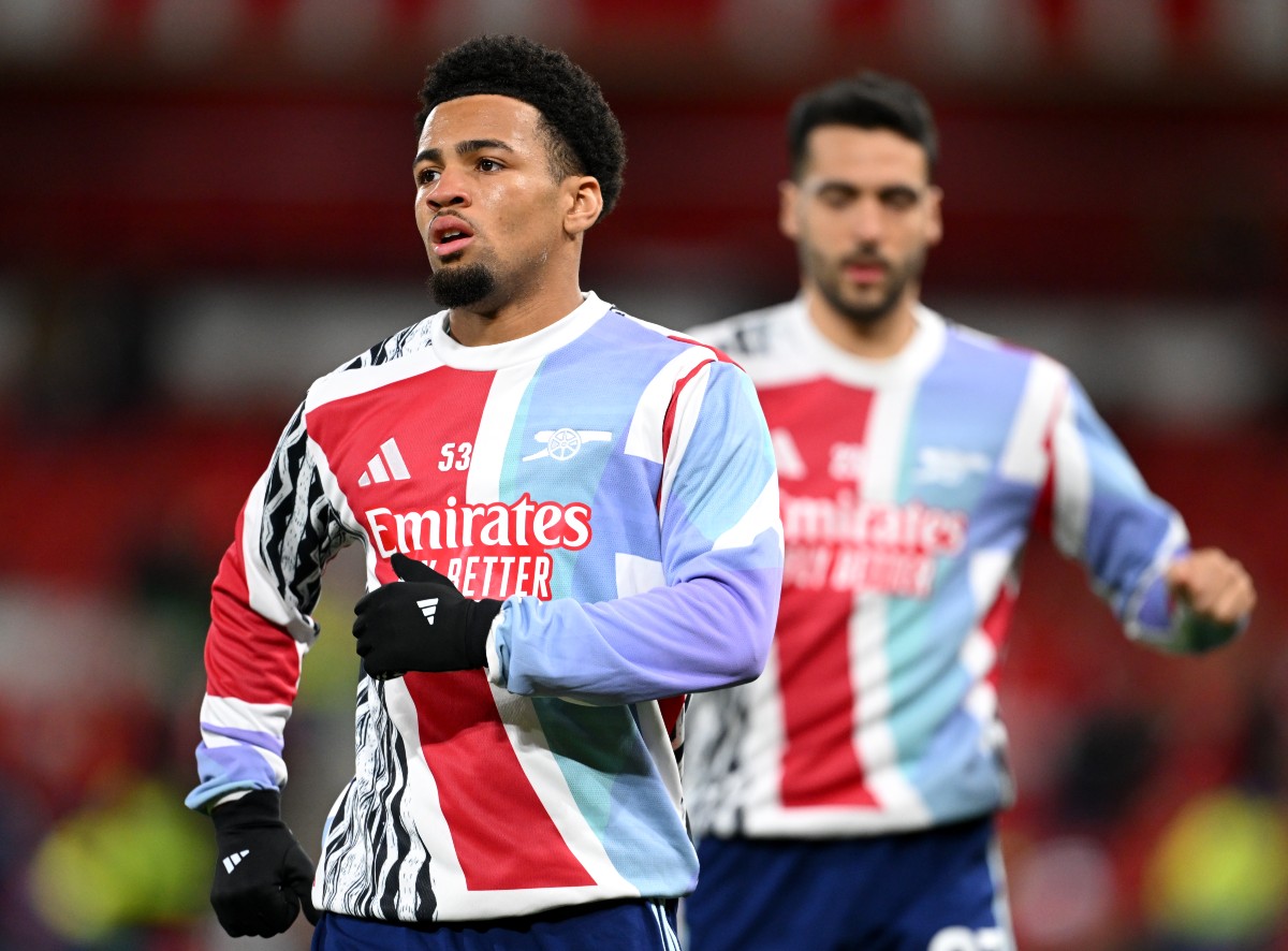 Ethan Nwaneri warming up for Arsenal