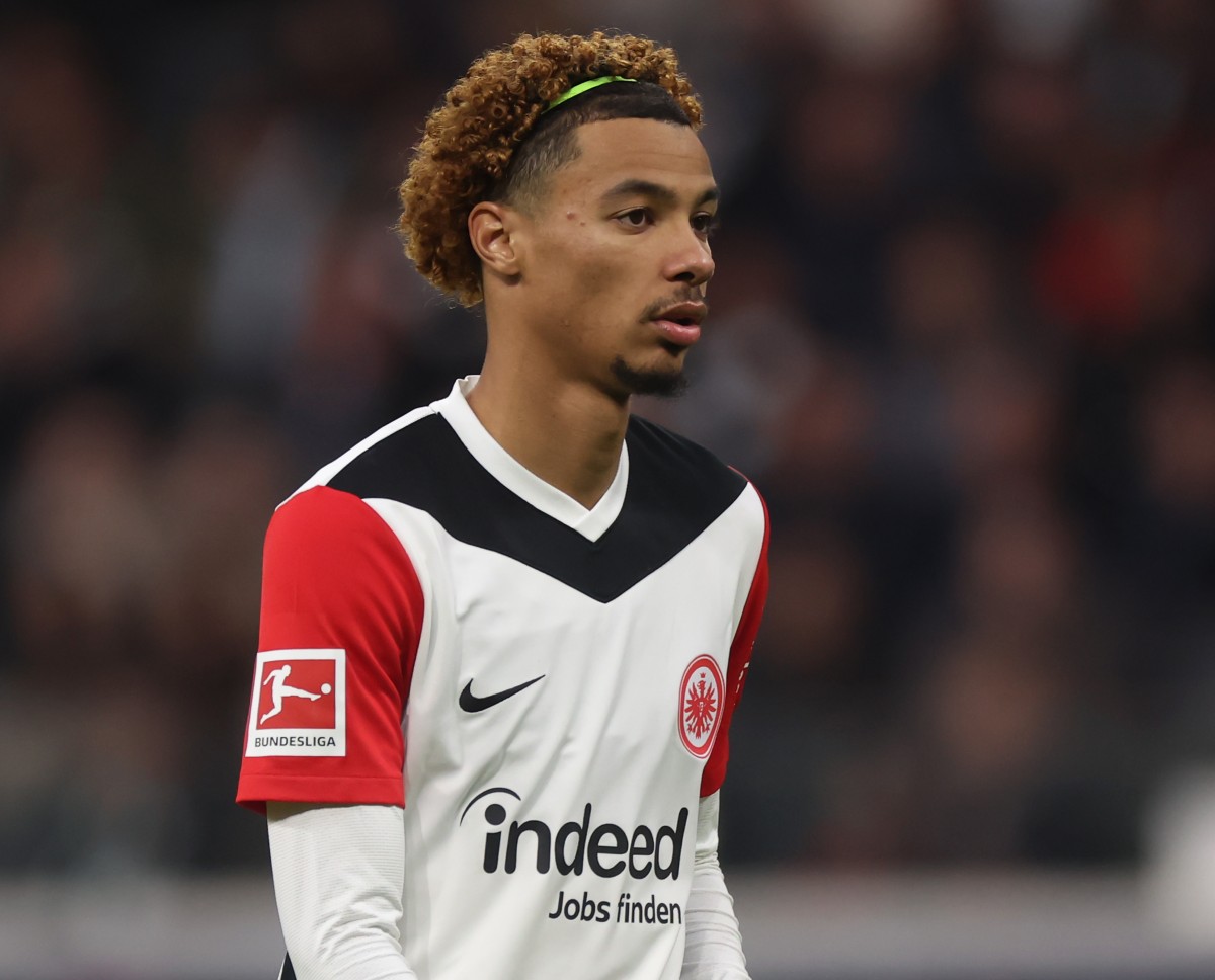Hugo Ekitike vyzerá počas hry Eintracht Frankfurt v minulej sezóne