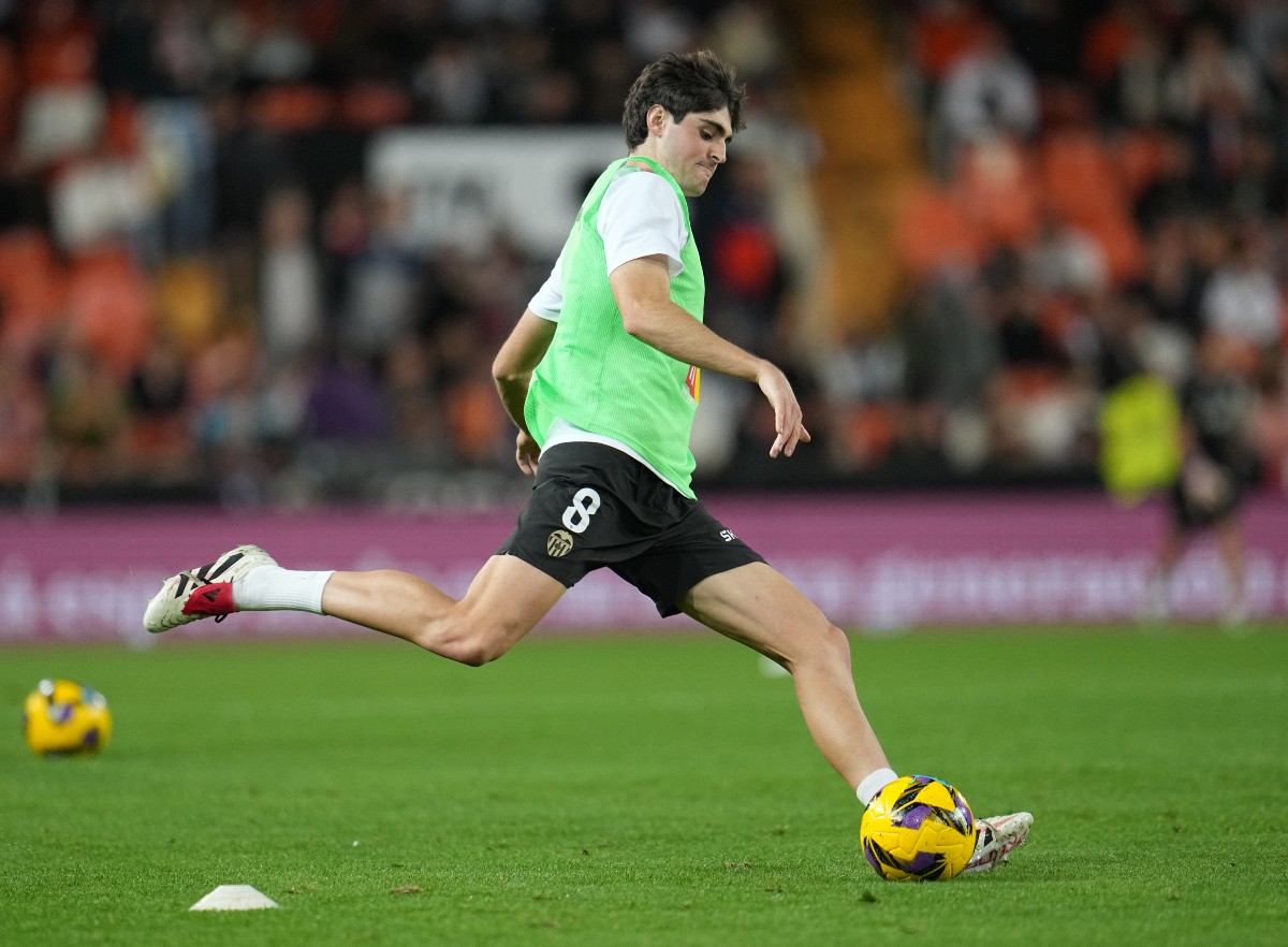 Javi Guerra warming up for Valencia