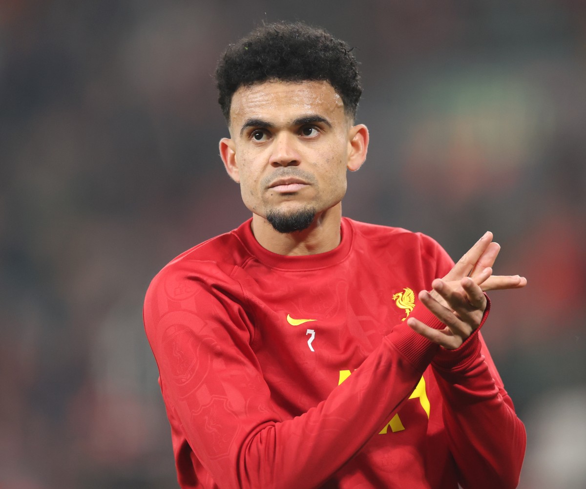Luis Diaz warming for Liverpool
