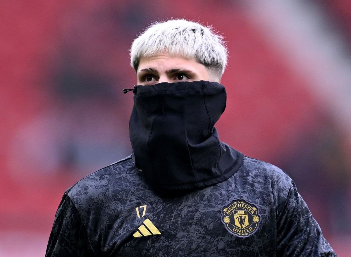 Manchester United's Alejandro Garnacho in the pre-match warm-up