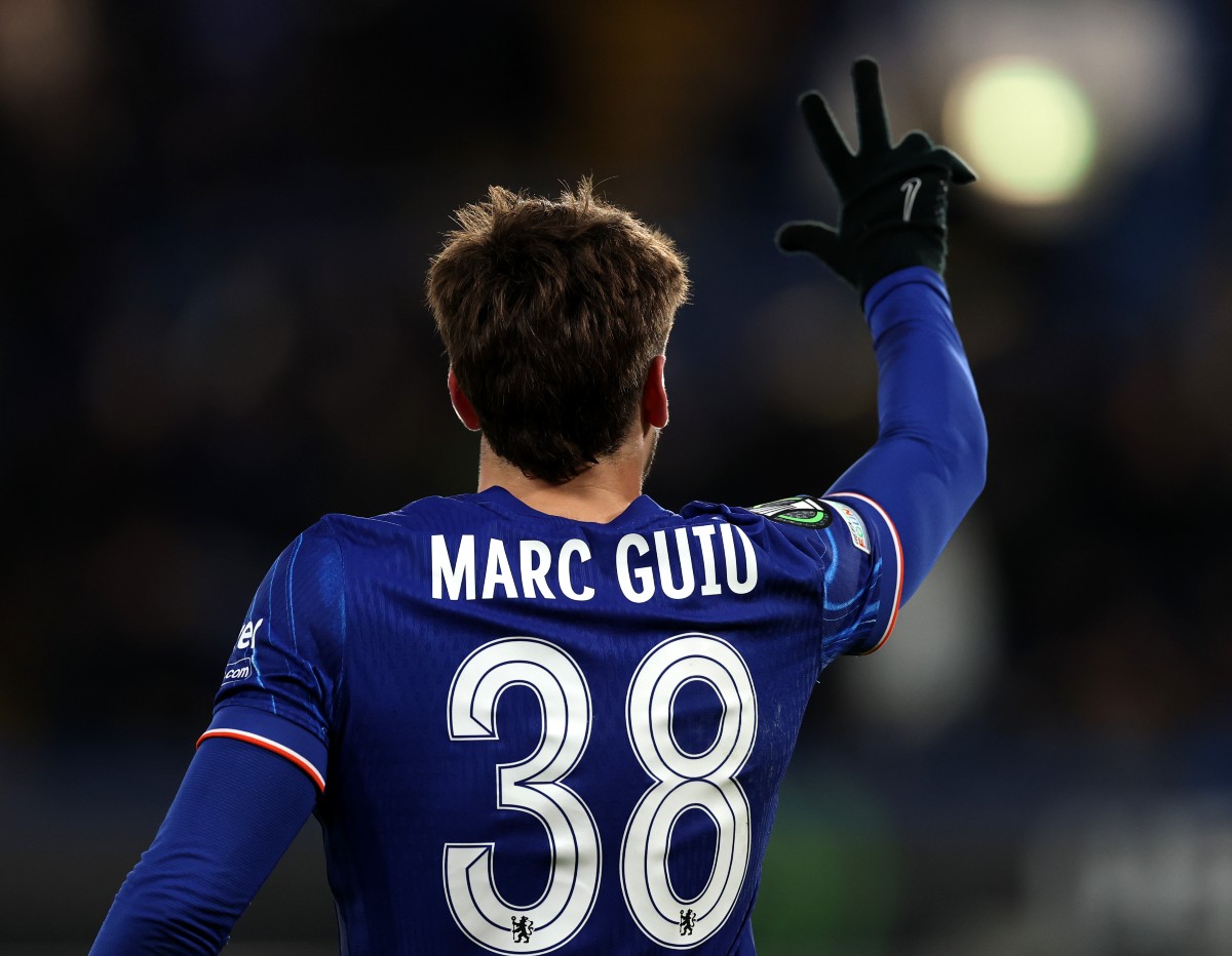 Mark Guwio celebrates the goal of Chelsea