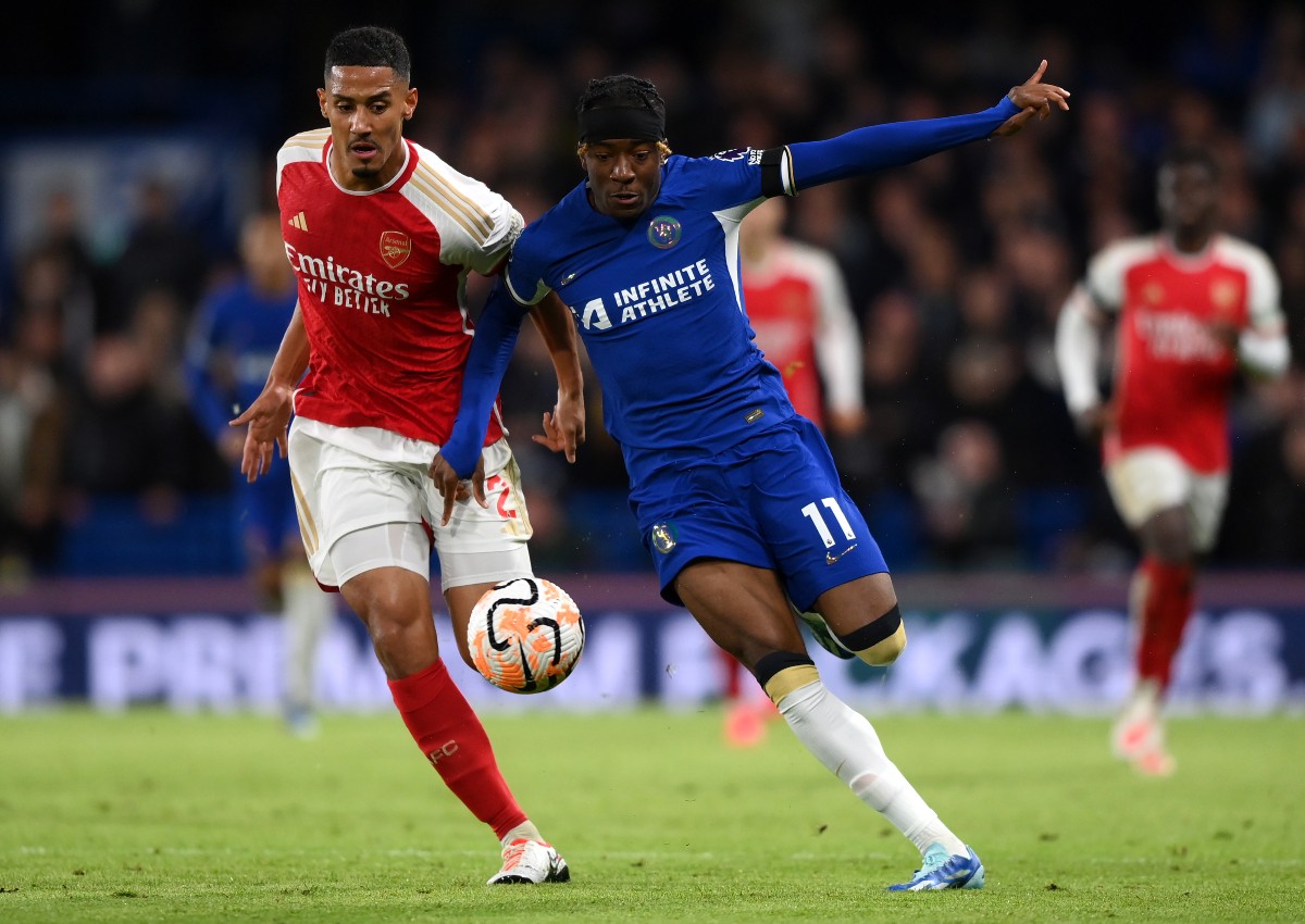 Noni Madueke in action for Chelsea against Arsenal's William Saliba