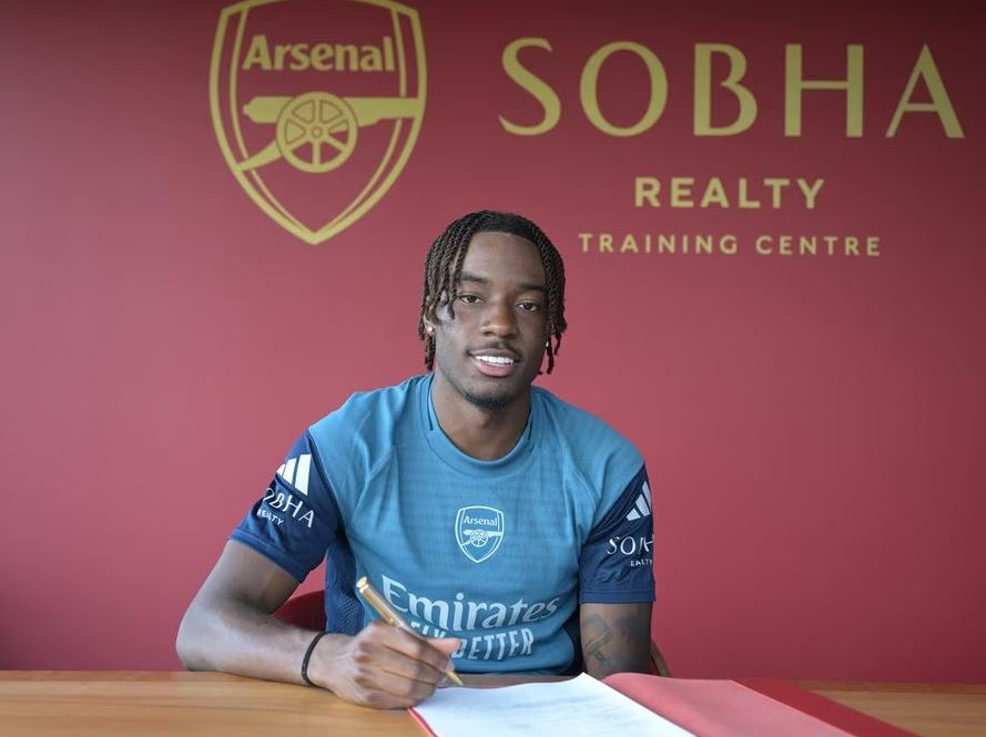 Noni Madueke posing with his Arsenal contract