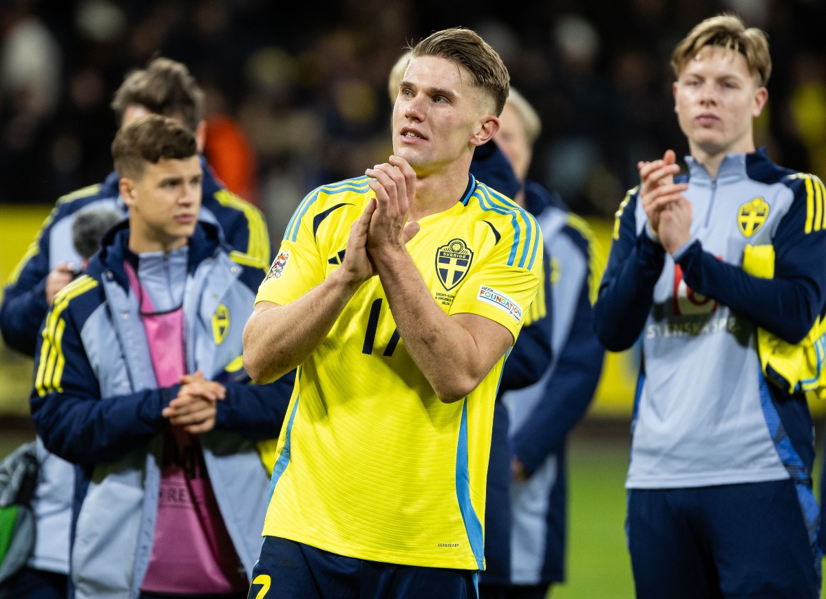 Viktor Gyokeres celebrates with the Swedish national team