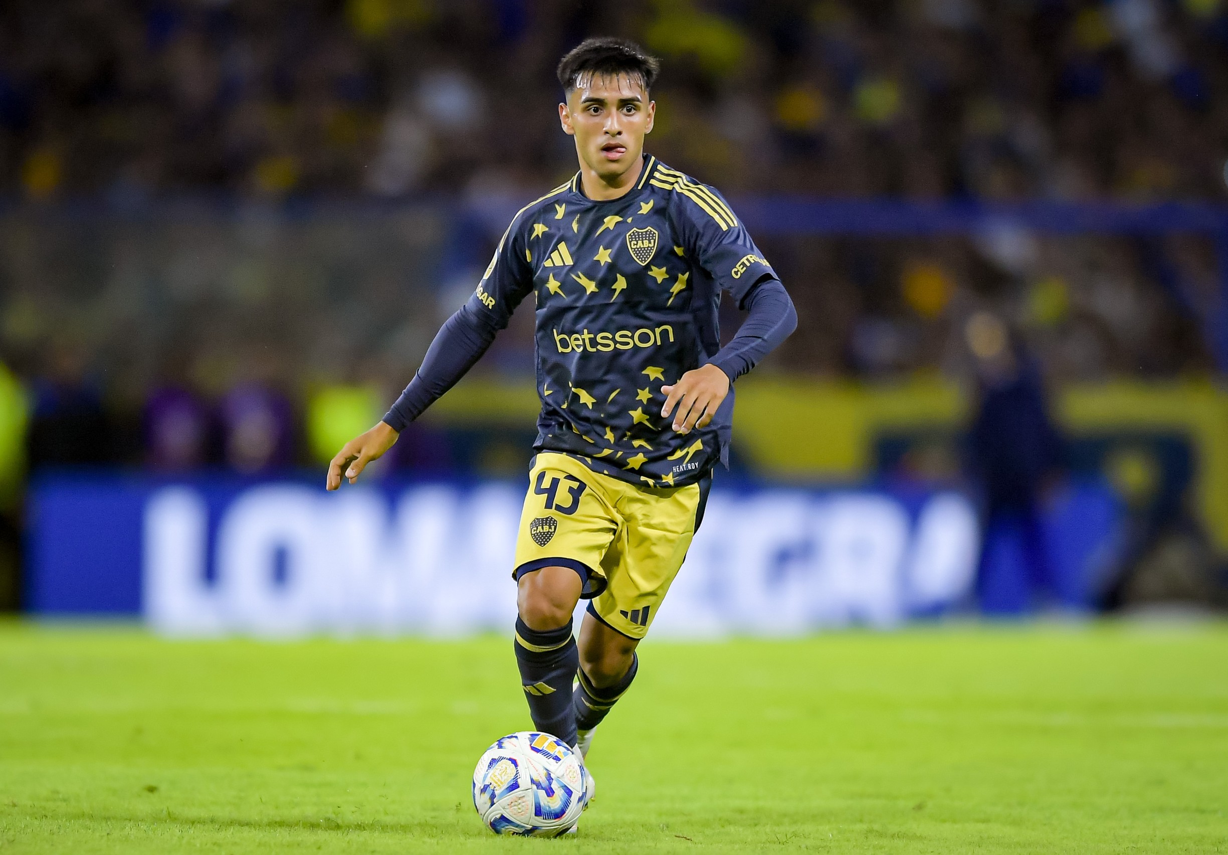 Milton Delgado of Boca Juniors controls the ball