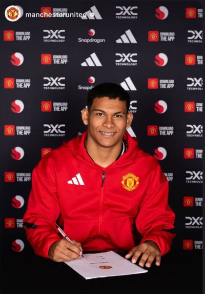 Diego Leon signs for Manchester United