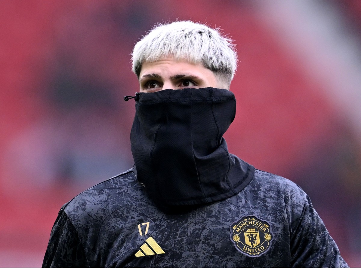 Alejandro Garnacho warming up for Man Utd