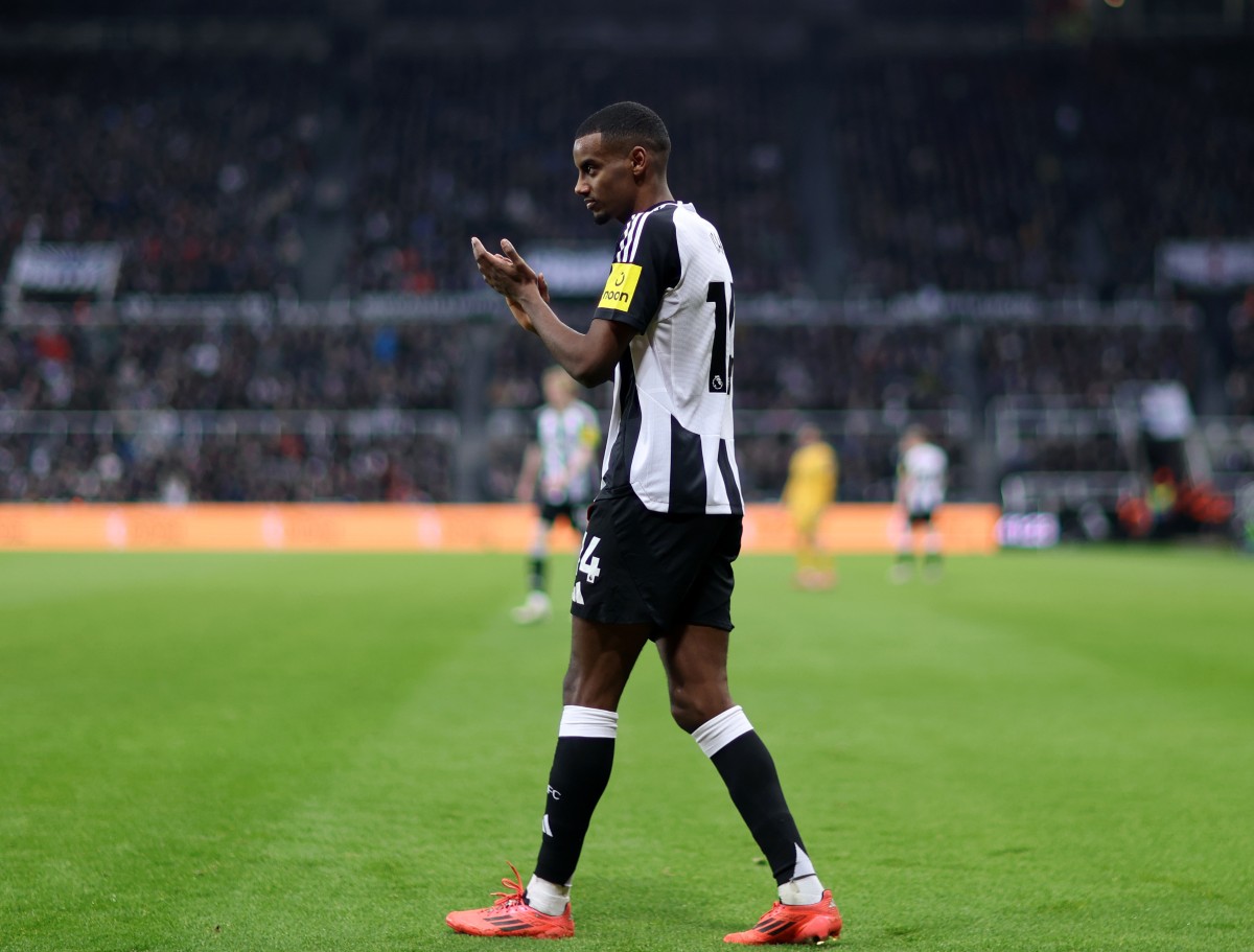 Alexander Isak reaguje počas hry Newcastle v minulej sezóne