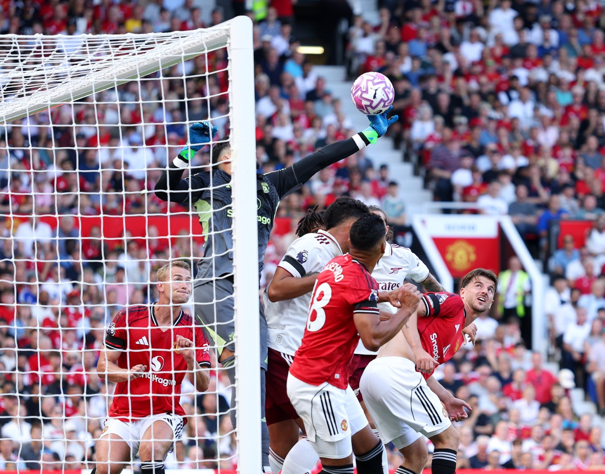 Altay Bayindir made a mistake in achieving Arsenal's goal against Manchester United