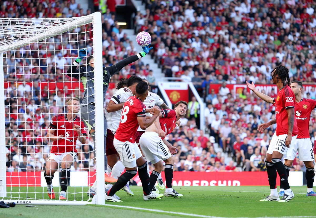 Altay Bayindir misses the ball with the results of Riccardo Calafiori against Man United in Old Trafford