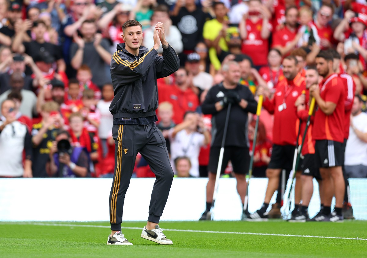 Benjamin Sesko applauds the Man United fans at Old Trafford