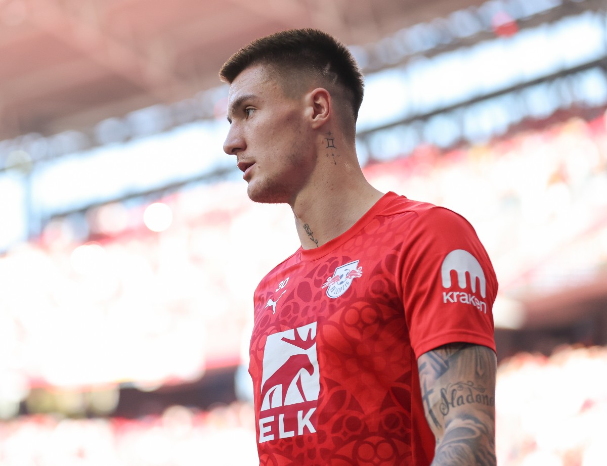 Benjamin Sesko warming up for RB Leipzig