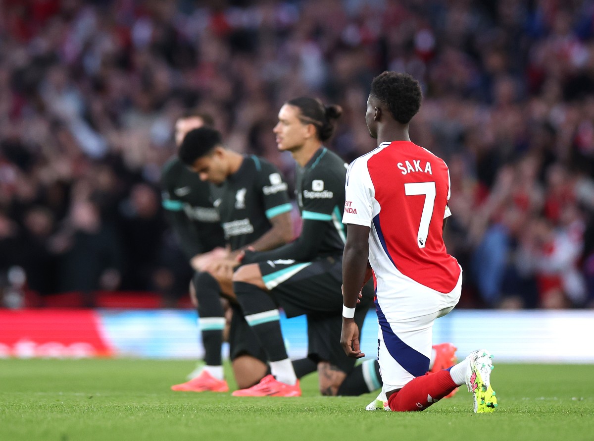 Bocao Saka takes the knee before Arsenal against Liverpool last season