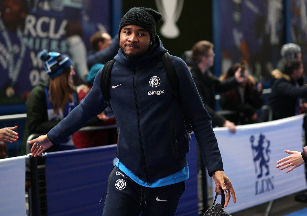 Christopher Ngungu encontra torcedores do Chelsea do lado de fora de Stamford Bridge