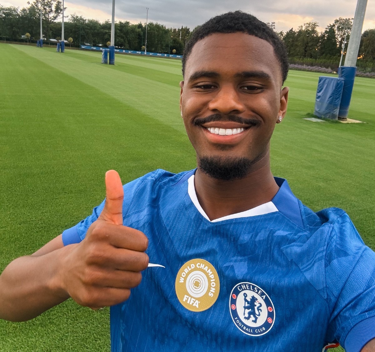 Jorrel Hato poses in his Chelsea kit