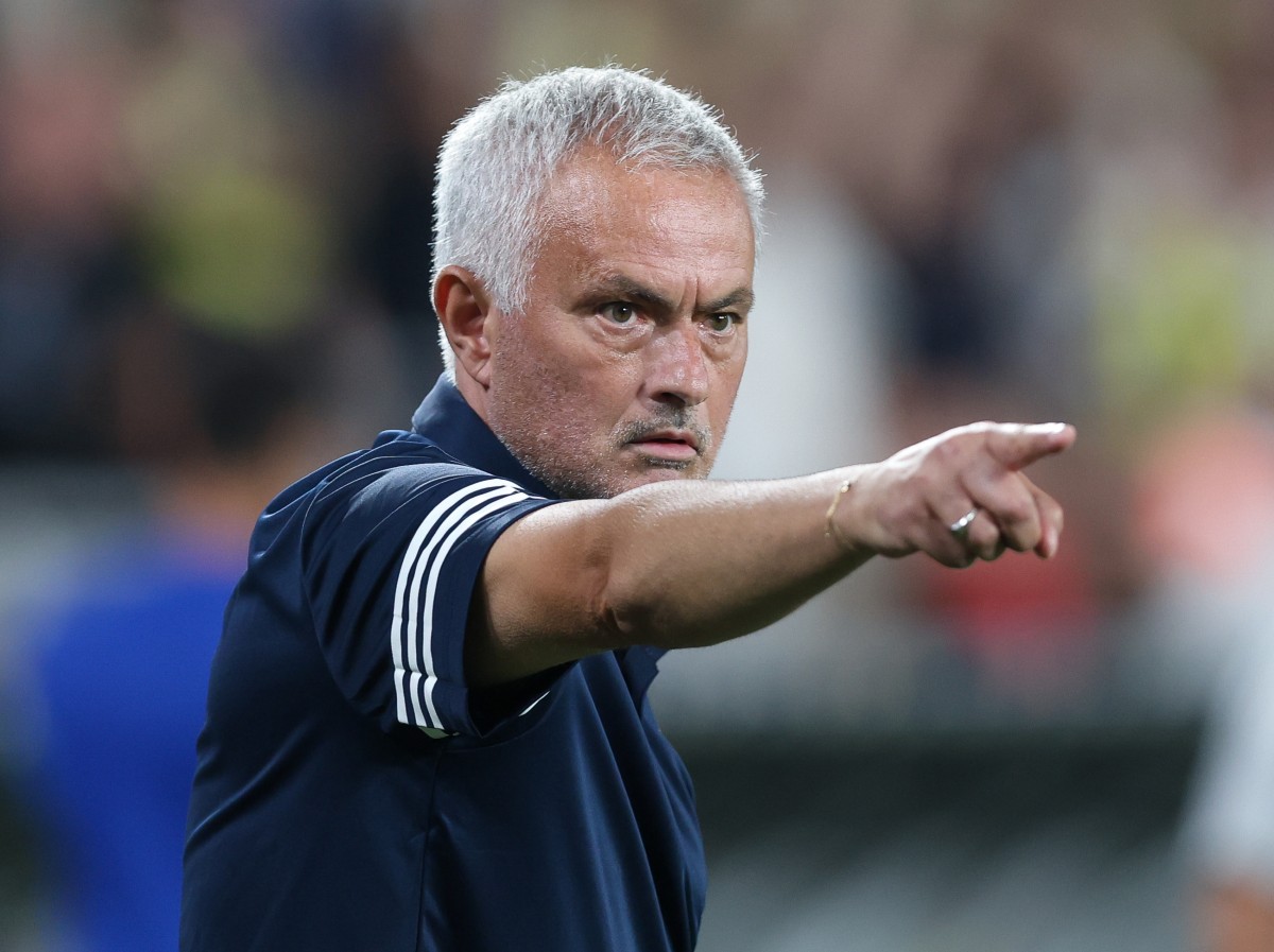 José Mourinho durante sua última partida como técnico do Fenerbahçe