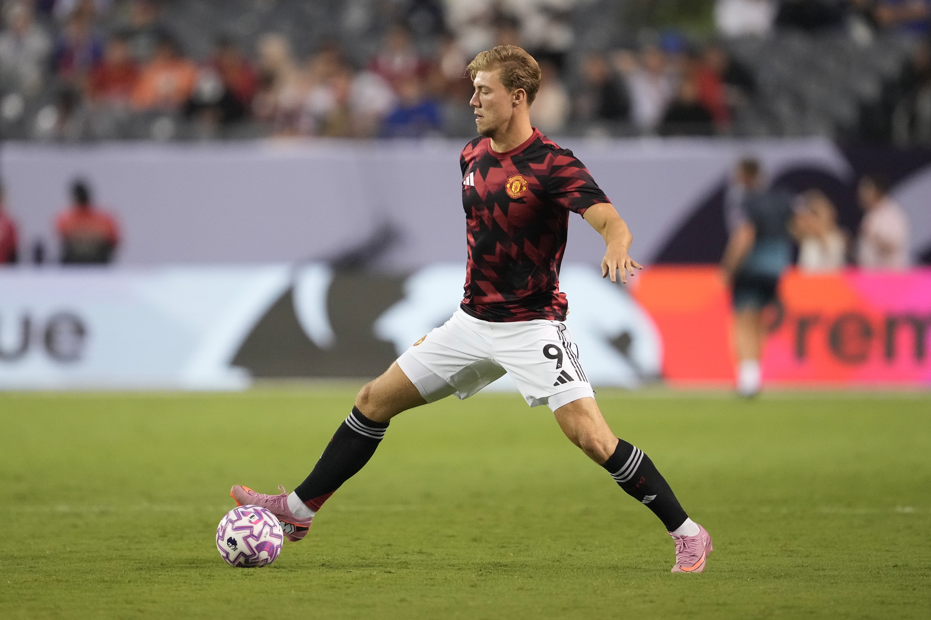 Rasmus Hojlund controls the ball through Manchester United.