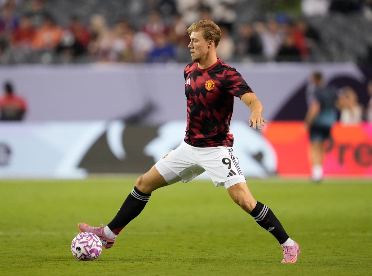 Rasmus Hojlund in the pre-match warm-up for Manchester United
