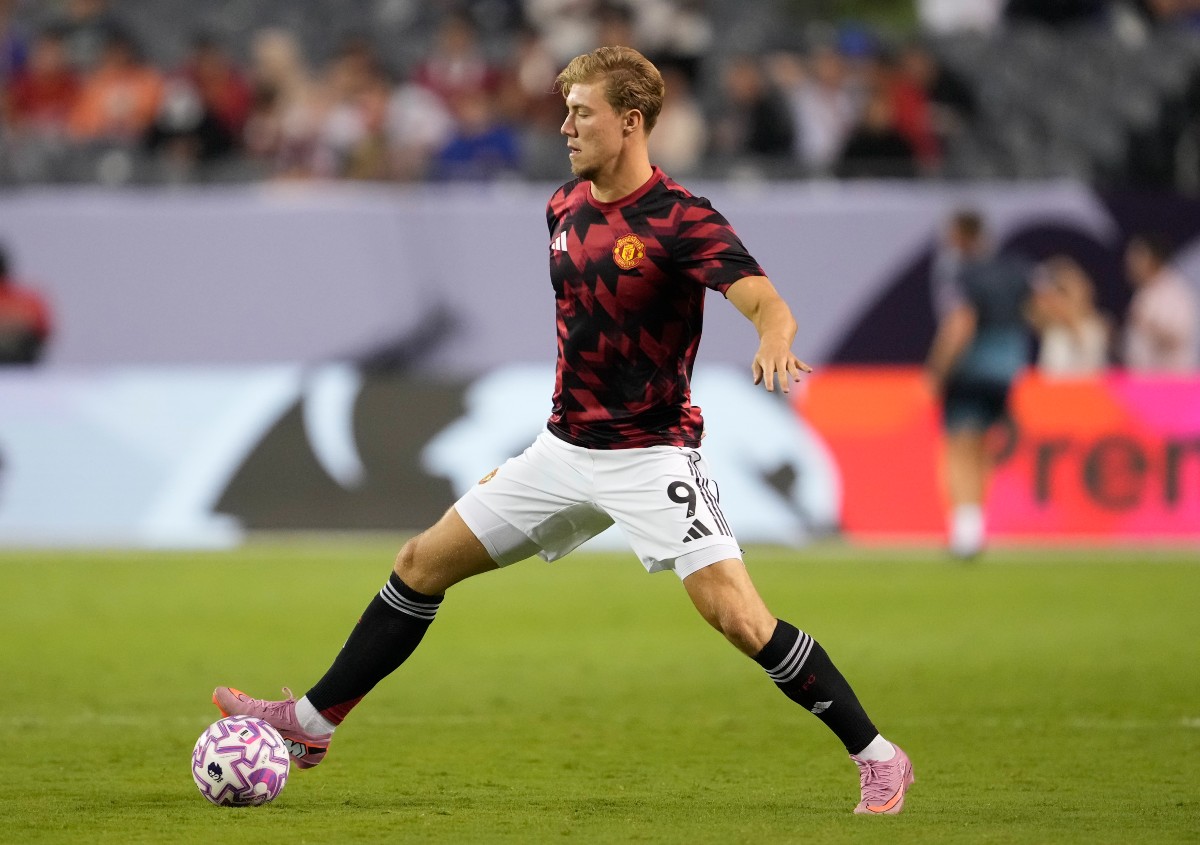 Rasmus Hojlund warming up for Manchester United