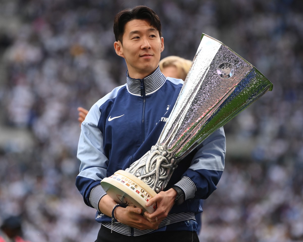 Syn Heung-min. Drží trofej Európskej ligy