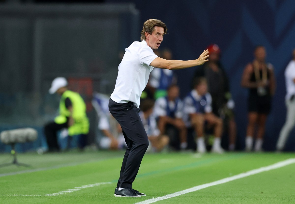 Thomas Frank shouts instructions during Tottenham's Super Cup clash vs PSG