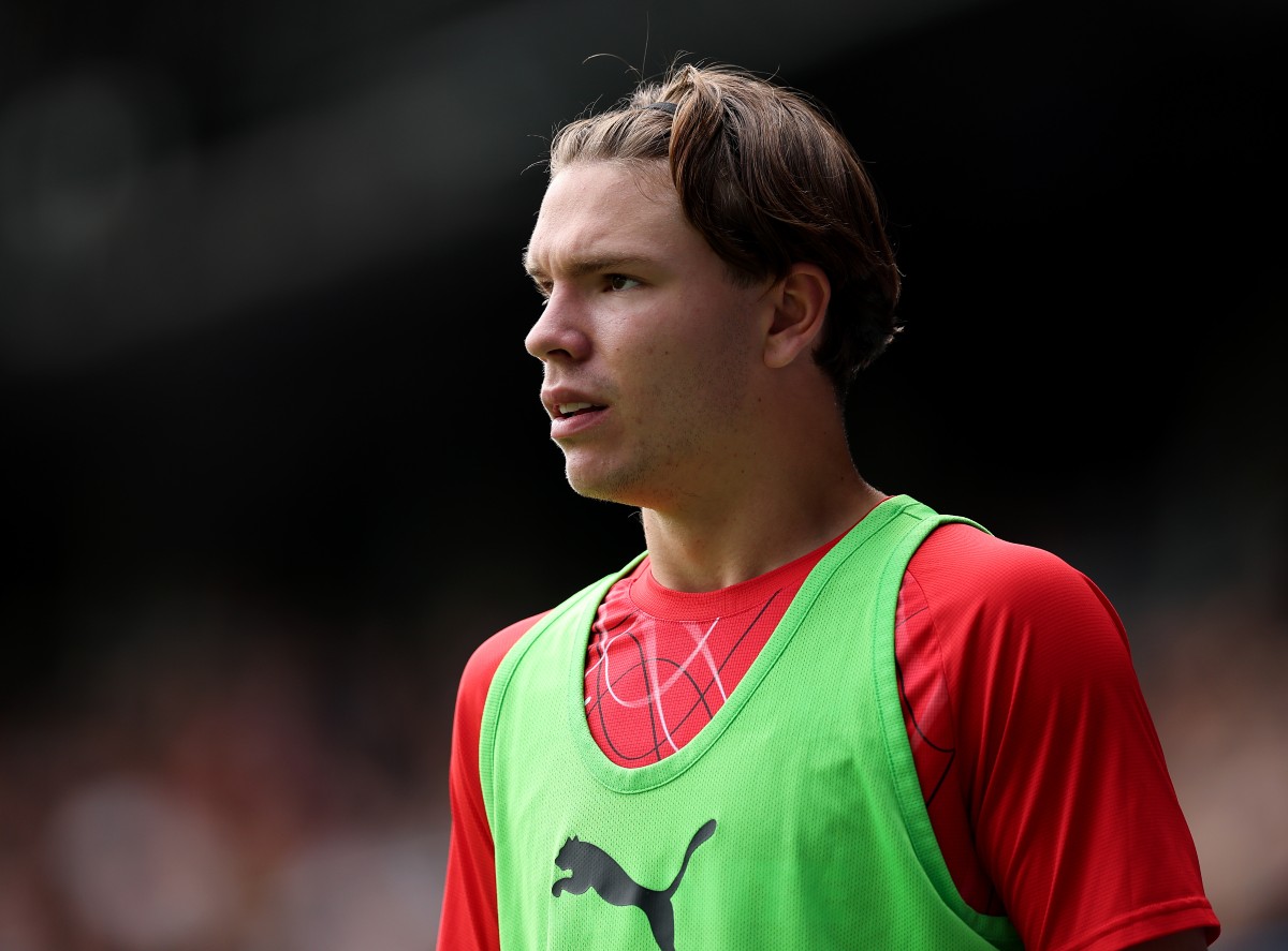 Tyler Dibling warming up for Southampton