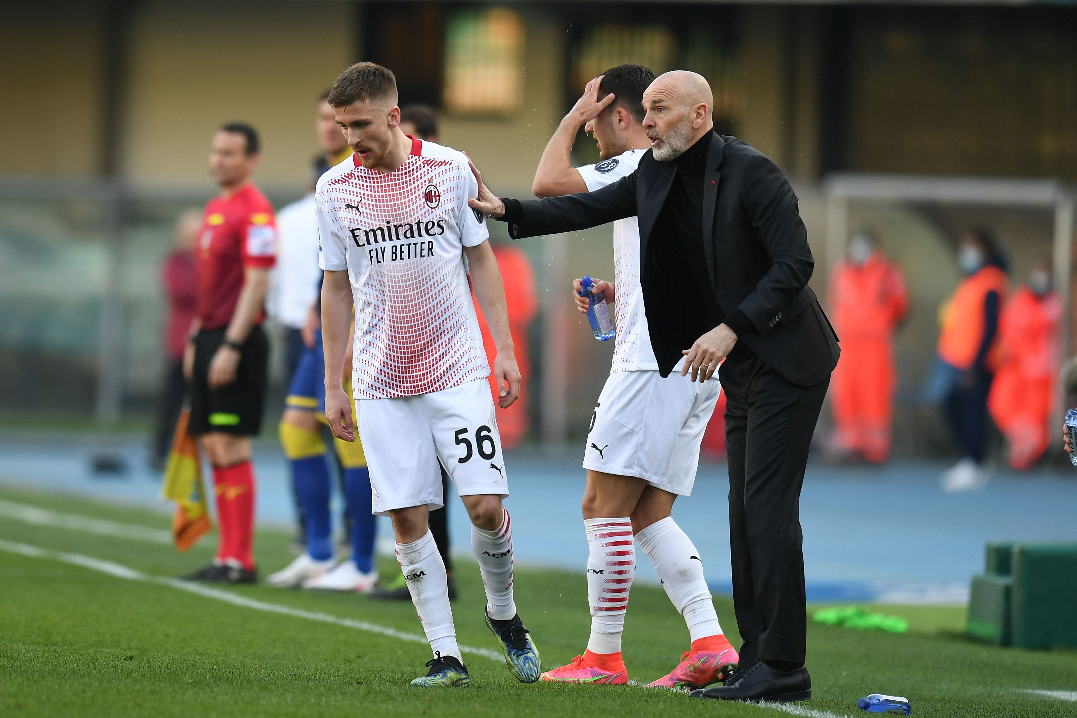 Stefano Pioli issues instructions to Alexis Saelemakers of AC Milan