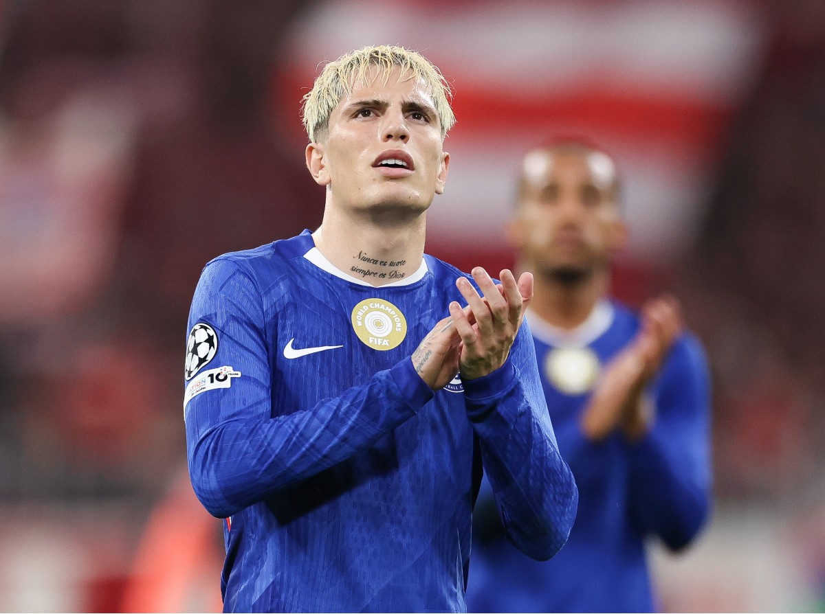 Alejandro Garnacho applauds the Chelsea fans