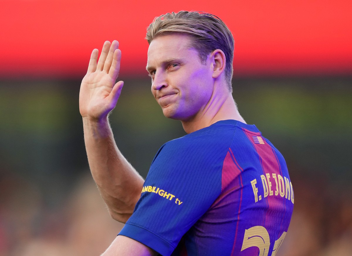 Frenkie de Jong waves to the Barcelona fans