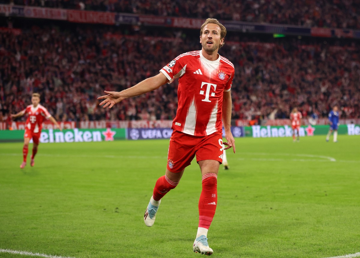 Harry Kane oslavuje cieľ pre Bayern Mníchov proti Chelsea