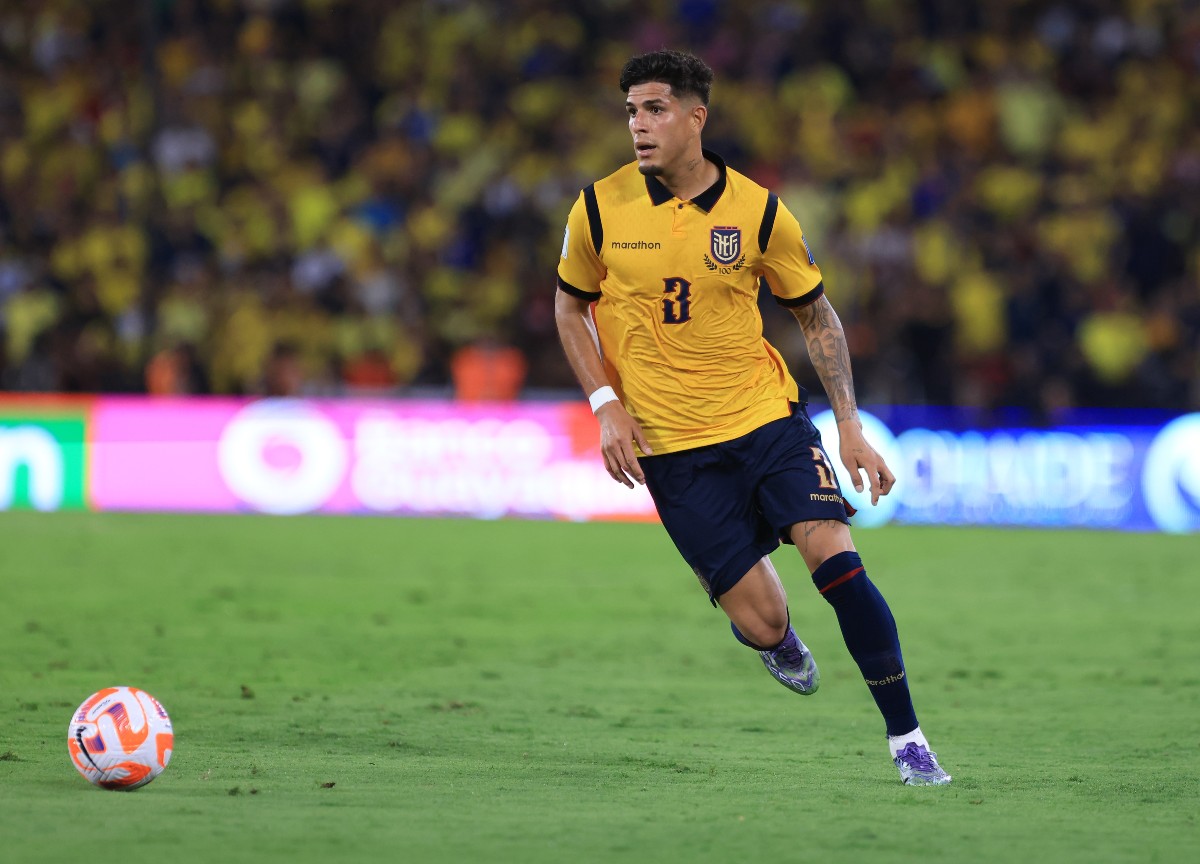 Piero Hincapie in action for Ecuador