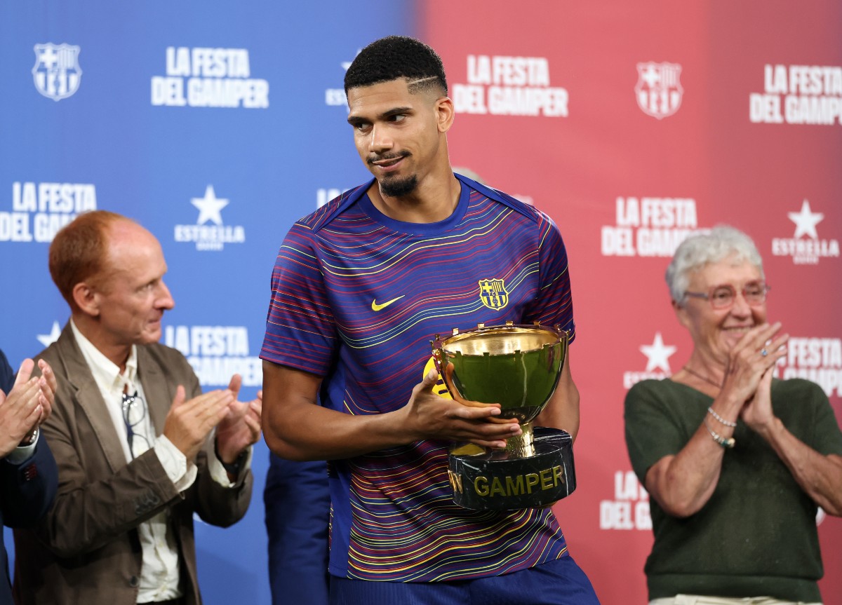 Ronald Araujo holding the Joan Gamper Trophy