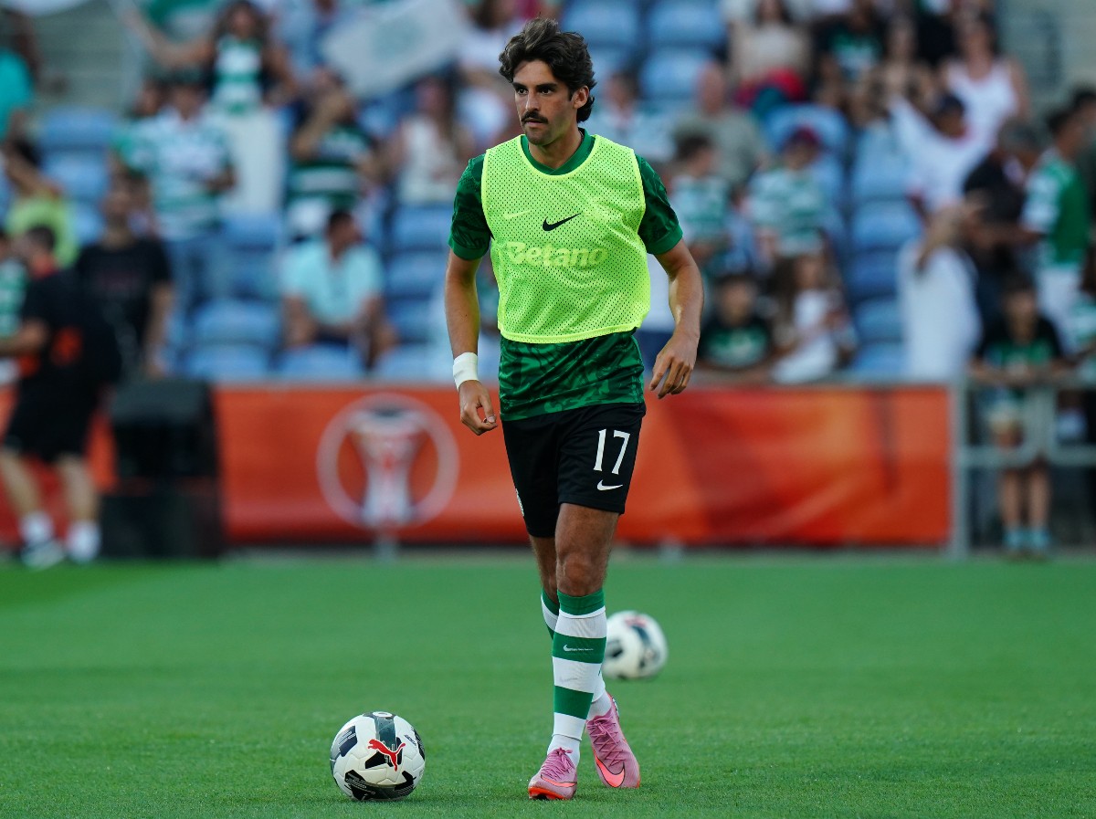 Francisco Trincao warming up for Sporting Lisbon