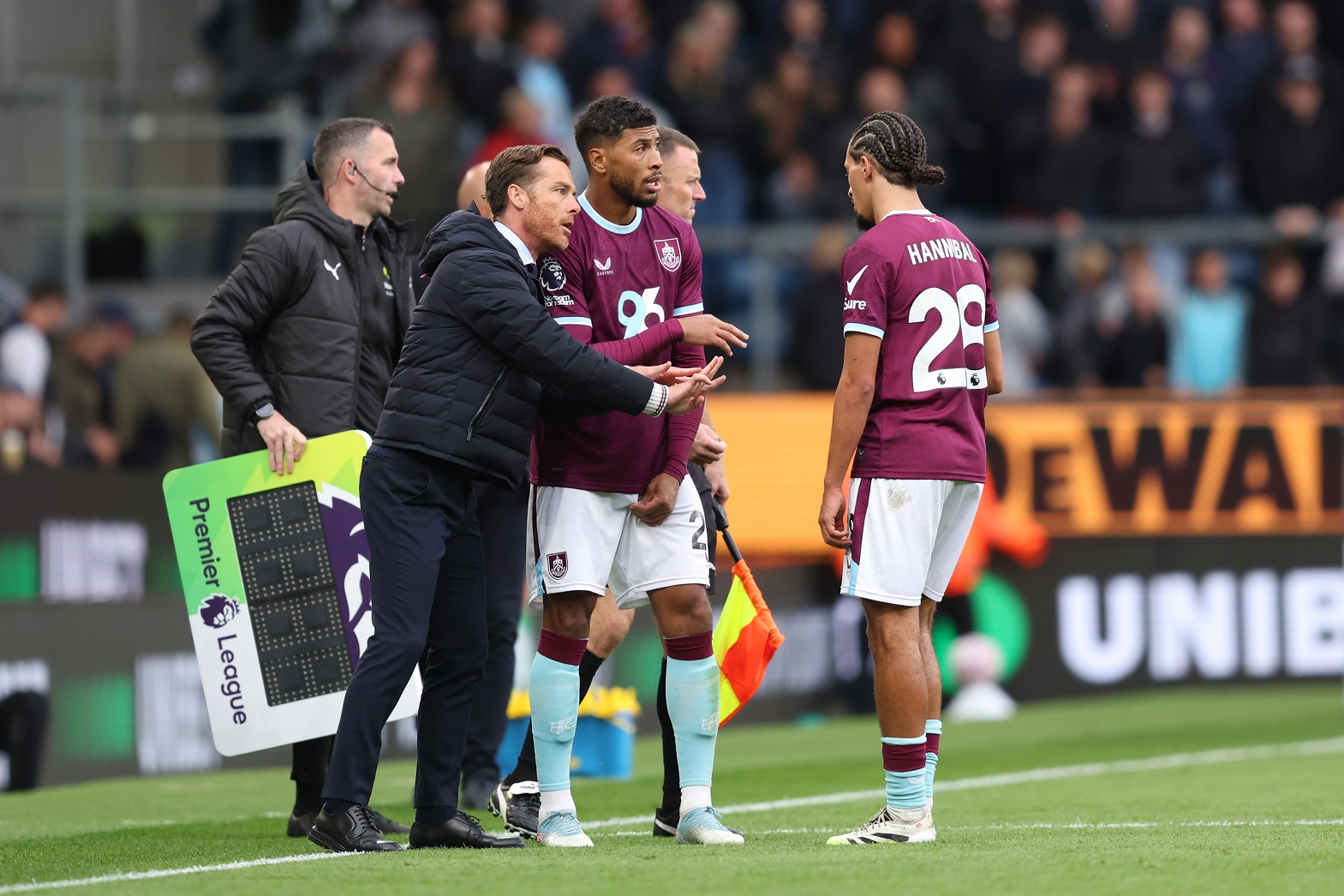 Scott Parker speaks to Hannibal Mejbri 